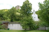 Gasthof Pension Schmid_Altm&uuml;hltal_Garten_Blick auf Kapelle und Felsen